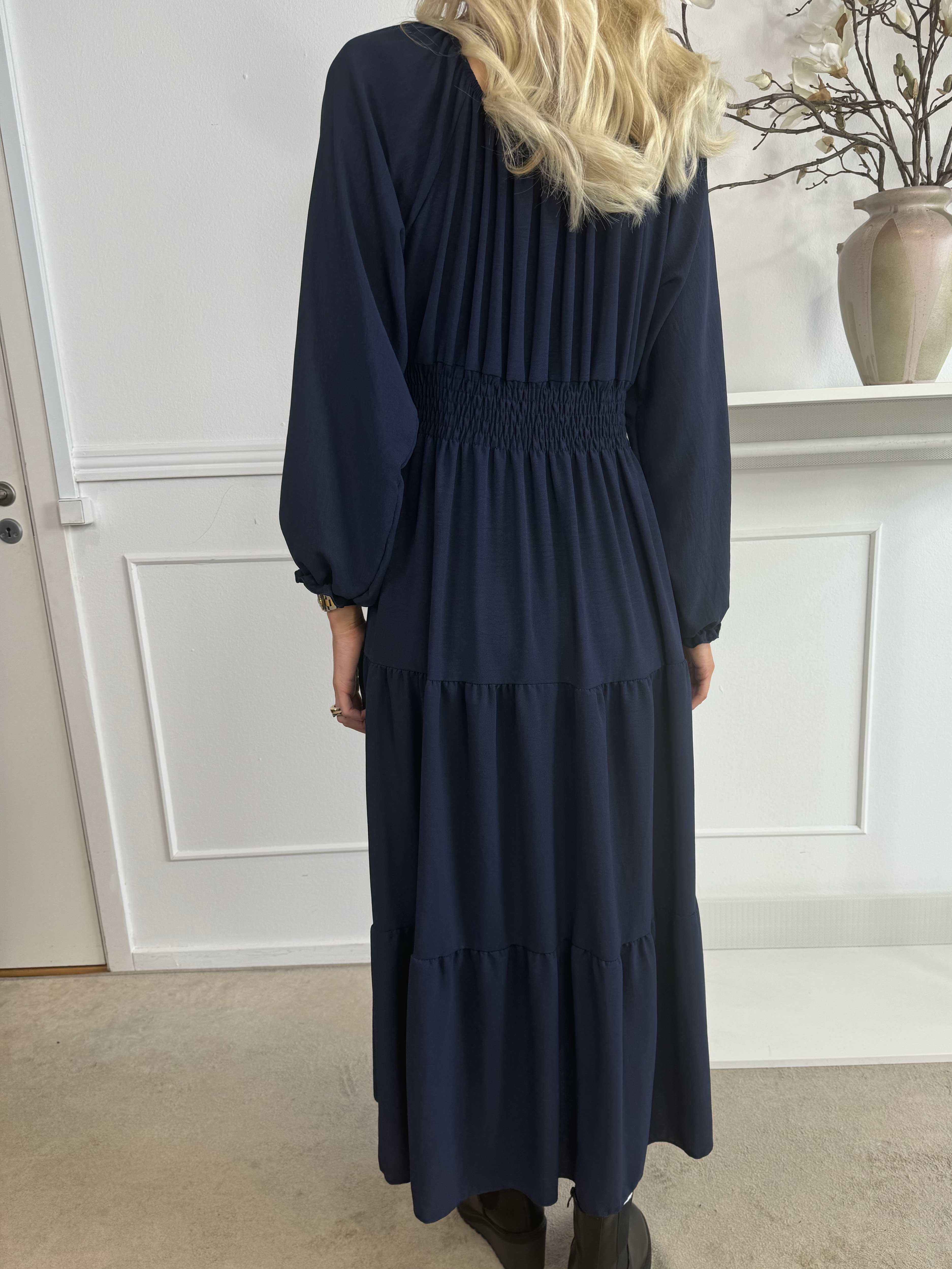 Midnight - Långklänning med smockad midja och guldknappar